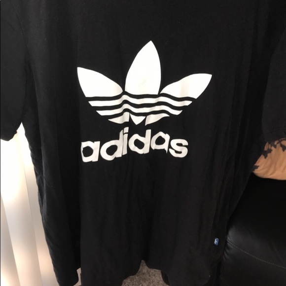 Loose fit adidias t shirt - Picture 1 of 3